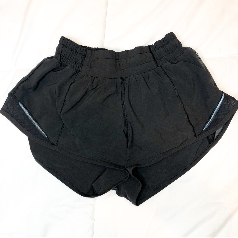 BLACK LULULEMON HOTTY HOT SHORTS 2.5”